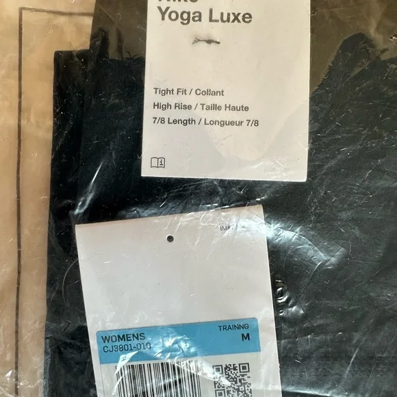 NWT Nike Yoga Luxe High-Waist 7/8 Leggings in Black - Picture 2 of 6